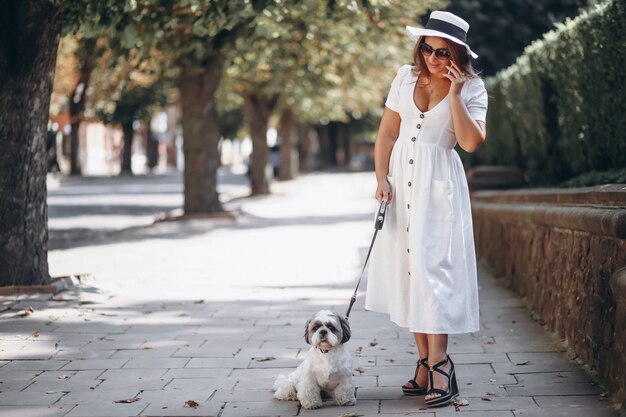 Giovane donna con il suo animale domestico all&#39;aperto