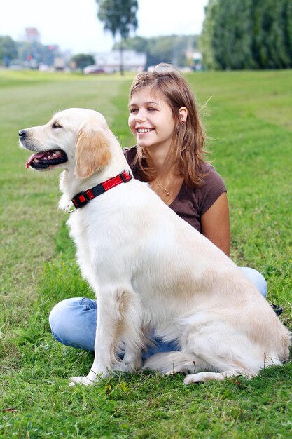 Giovane donna con il suo cane