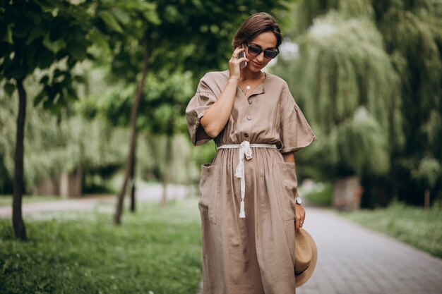 Giovane donna con il telefono cellulare nel parco