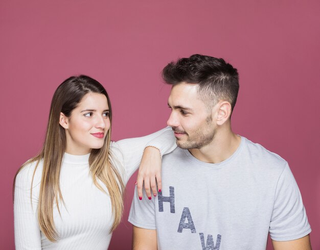 Giovane donna con la mano sulla spalla dell&#39;uomo