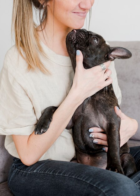 Giovane donna con la sua migliore amica