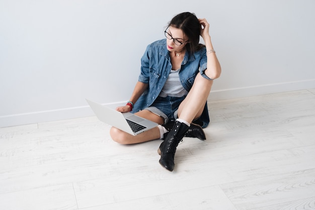 Giovane donna con laptop