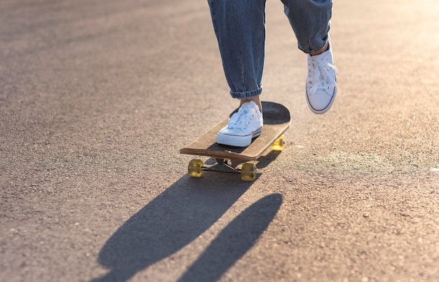 Giovane donna con lo skateboard da vicino