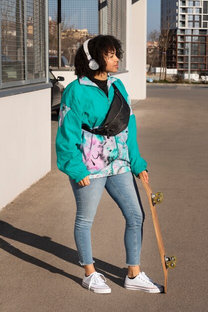 Giovane donna con lo skateboard