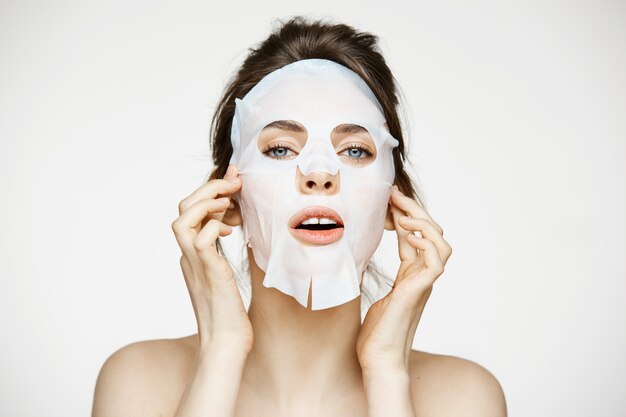 Giovane donna con maschera facciale. Beauty spa e cosmetologia.