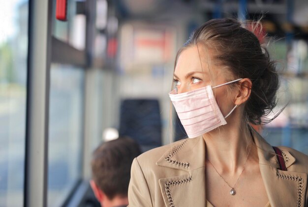 giovane donna con meschino su un autobus