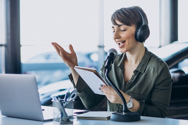 Giovane donna con microfono registrazione recitazione vocale