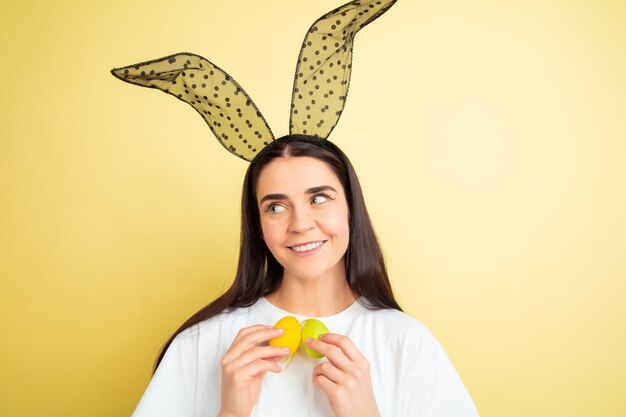 Giovane donna con orecchie da coniglio per Pasqua