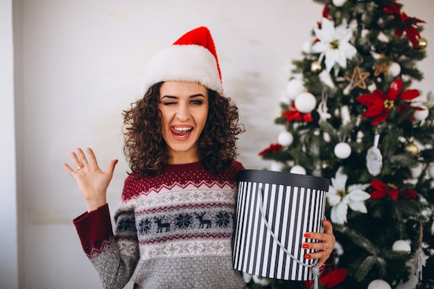 Giovane donna con regali di Natale