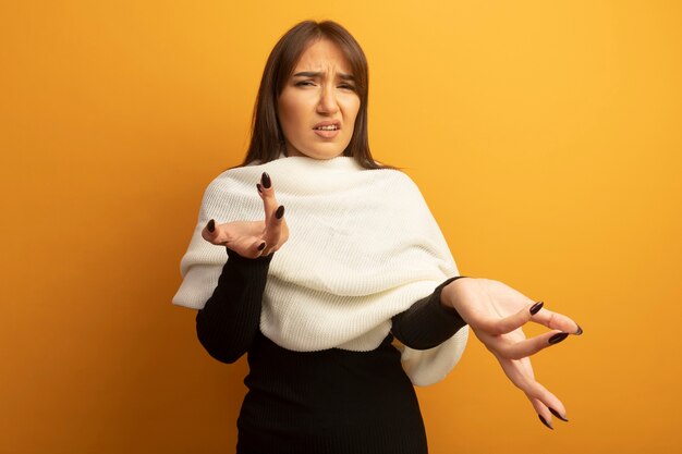 Giovane donna con sciarpa bianca confusa con le braccia fuori come chiedendo