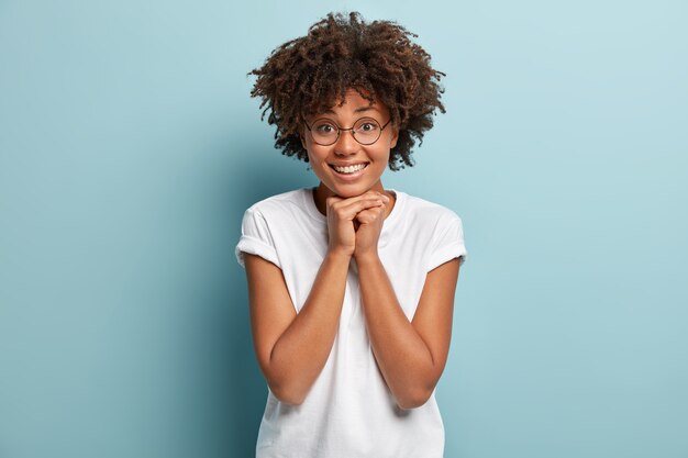 Giovane donna con taglio di capelli afro che indossa la maglietta bianca