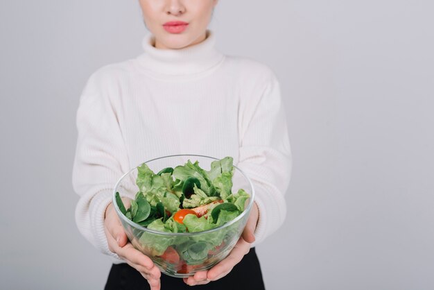 Giovane donna con un pasto sano