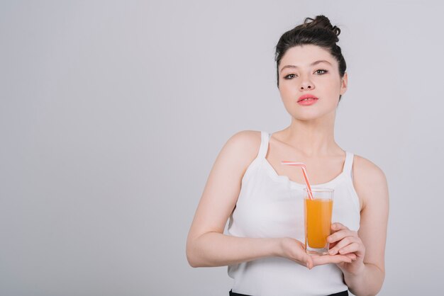 Giovane donna con un pasto sano