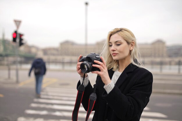 giovane donna con una fotocamera digitale