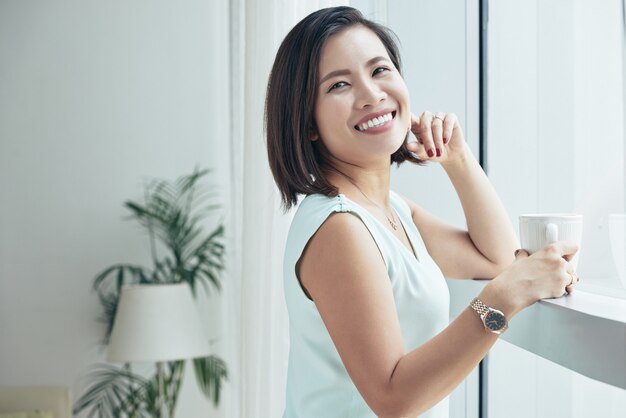 Giovane donna con una tazza di caffè