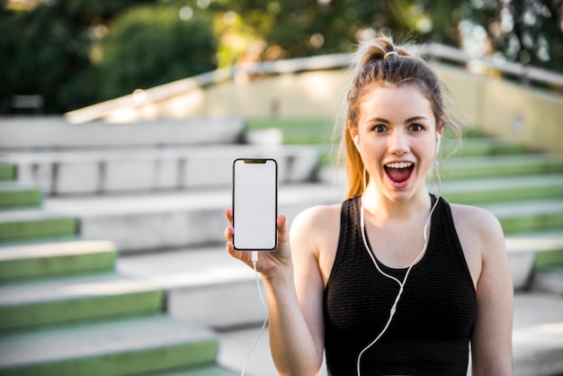 Giovane donna con uno smartphone