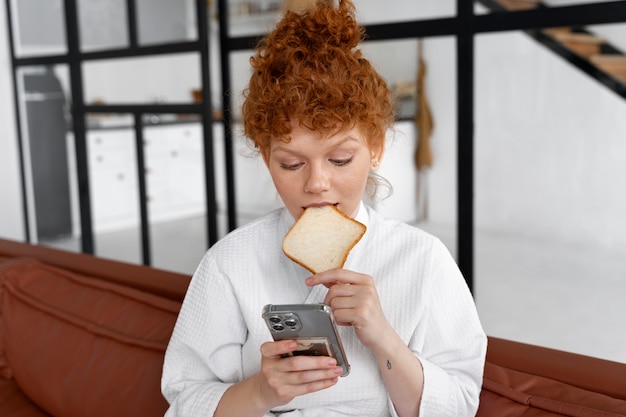 Giovane donna con uno stile di capelli panino disordinato