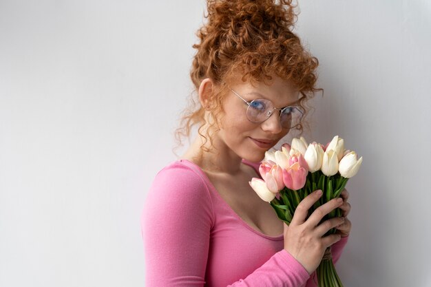 Giovane donna con uno stile di capelli panino disordinato