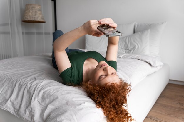 Giovane donna con uno stile di capelli panino disordinato