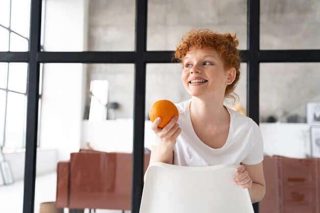 Giovane donna con uno stile di capelli panino disordinato