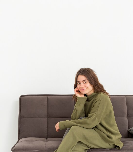 Giovane donna copia-spazio seduto sul divano