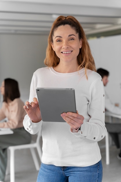 Giovane donna d'affari al lavoro in ufficio con tablet