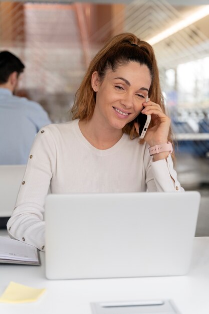 Giovane donna d'affari al lavoro in ufficio