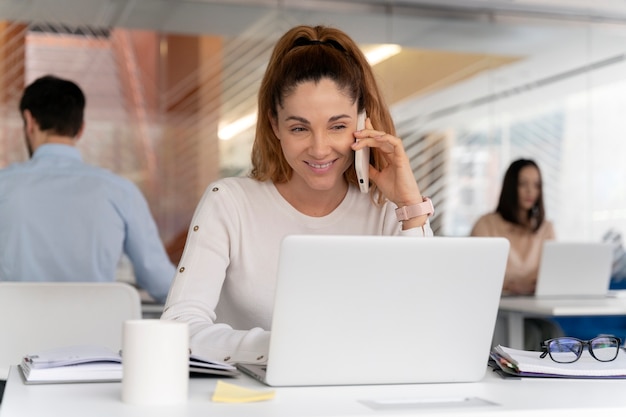 Giovane donna d'affari al lavoro in ufficio