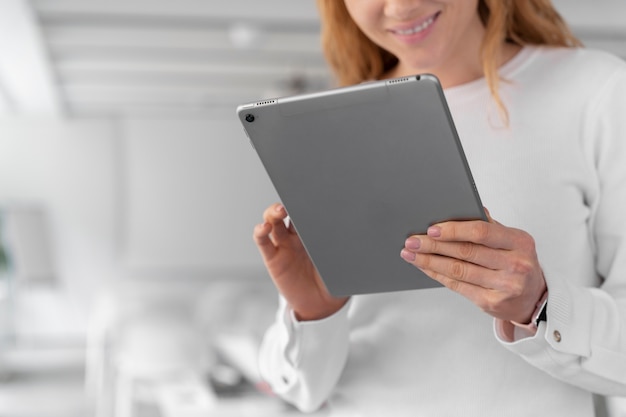 Giovane donna d'affari che utilizza tablet in ufficio