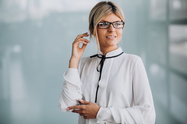 Giovane donna d'affari in elegante abito in ufficio