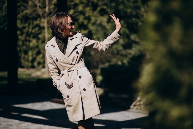 Giovane donna d'affari in un cappotto alla moda fuori