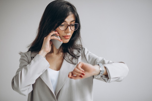 Giovane donna d'affari, parlando al telefono in ufficio