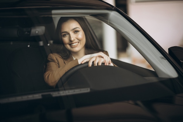 Giovane donna d'affari seduto in macchina