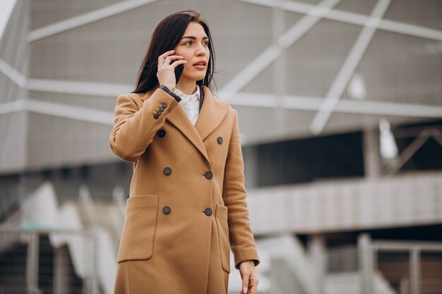 Giovane donna d'affari utilizzando il telefono