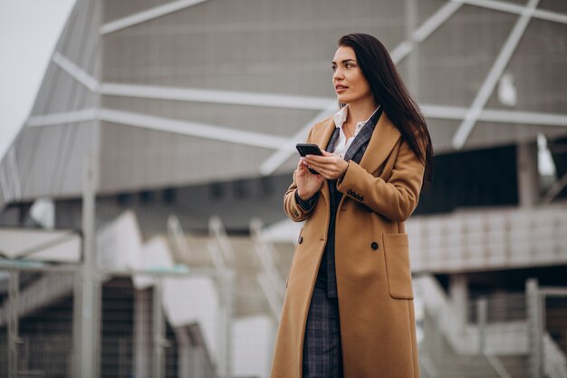 Giovane donna d'affari utilizzando il telefono