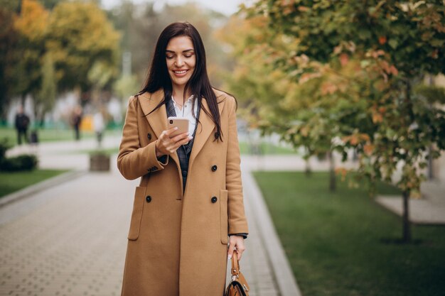 Giovane donna d'affari utilizzando il telefono