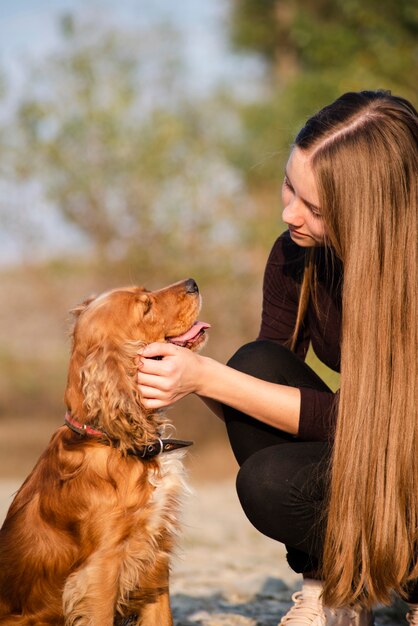 Giovane donna del primo piano innamorata del suo cane