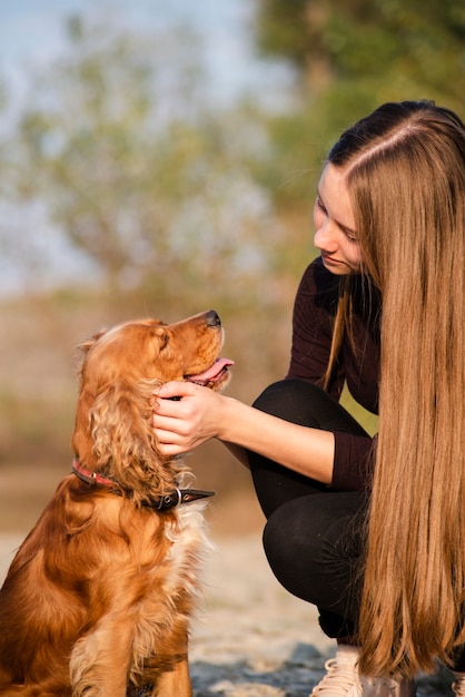 Giovane donna del primo piano innamorata del suo cane