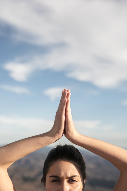 Giovane donna del primo piano nella posa di yoga