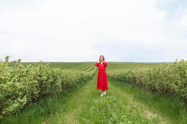 Giovane donna del ritratto in vestito rosso