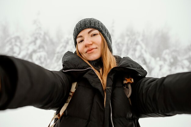 Giovane donna del ritratto sulla giornata invernale