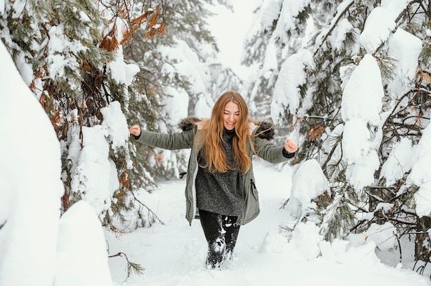 Giovane donna del ritratto sulla giornata invernale