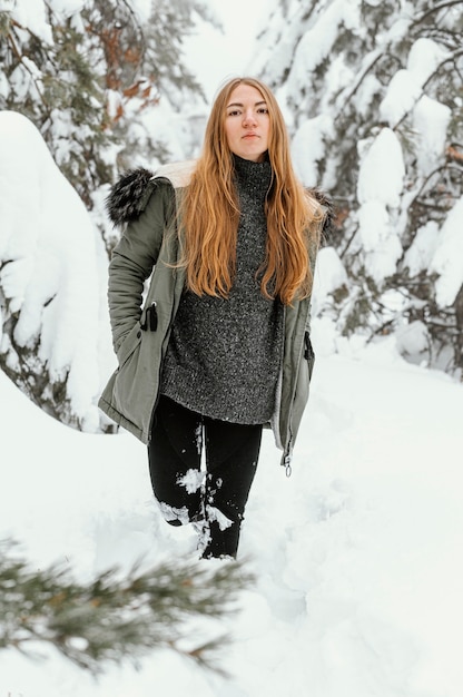 Giovane donna del ritratto sulla giornata invernale