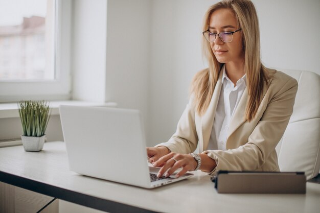 Giovane donna di affari che lavora al computer in ufficio