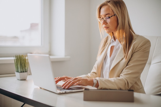 Giovane donna di affari che lavora al computer in ufficio