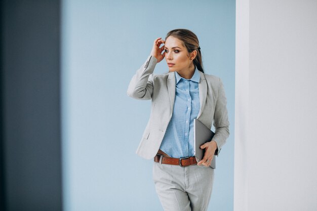 Giovane donna di affari che sta nell'ufficio isolato