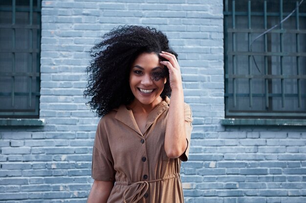 giovane donna di colore con i capelli afro che ride e che gode