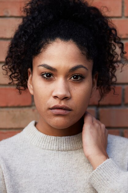 giovane donna di colore con i capelli afro