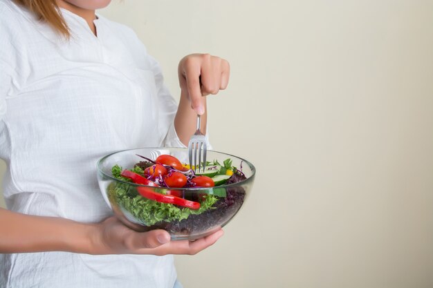 Giovane donna di mangiare sano insalata