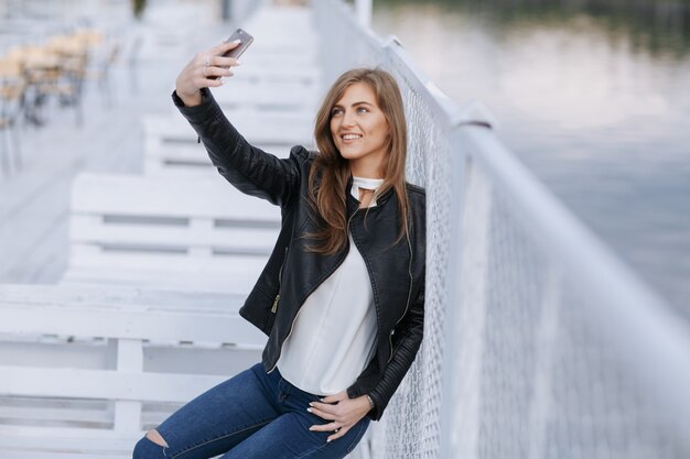 Giovane donna di scattare una foto di se stessa